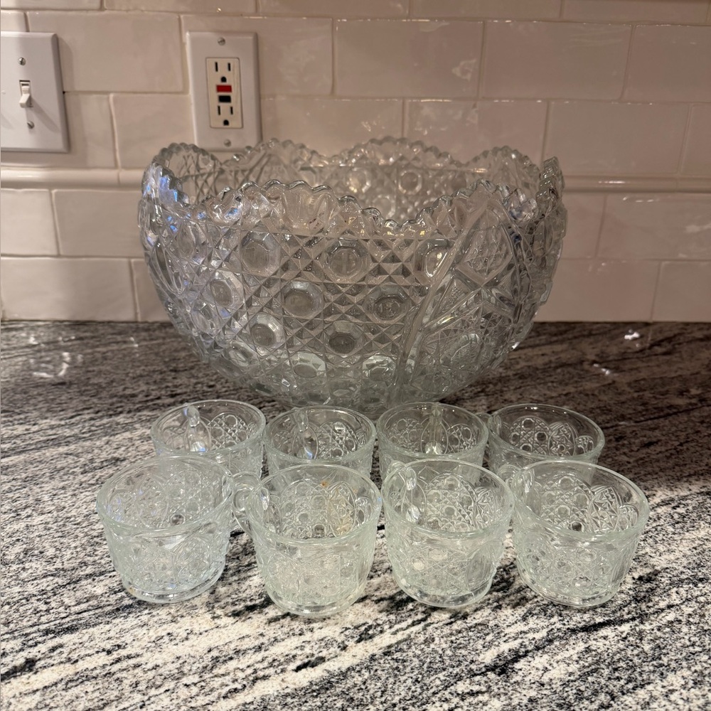 Vintage LE Smith Huge Glass Punch Bowl Set Daisy & Button 8 Cups